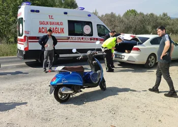 Motosiklet otomobile arkadan çarptı