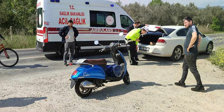 Motosiklet otomobile arkadan çarptı