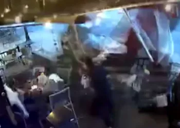 ABD’de araç kafeye daldı