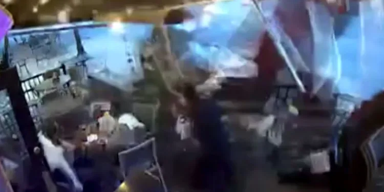 ABD’de araç kafeye daldı