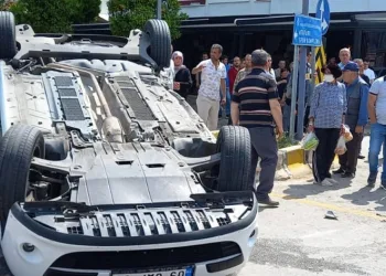 Kaza yapan otomobil ters döndü