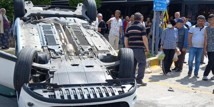 Kaza yapan otomobil ters döndü