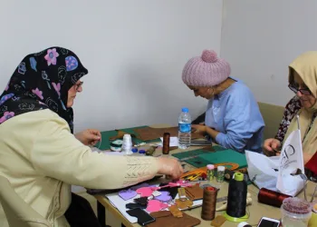 Depremzede kadınlar el işi deri eşyalar üretiyor