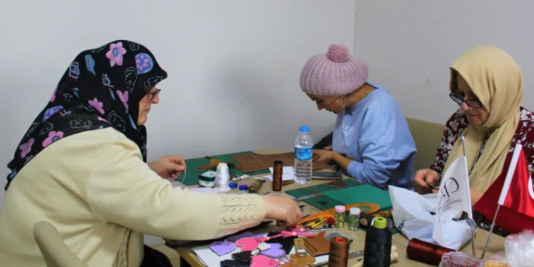Depremzede kadınlar el işi deri eşyalar üretiyor