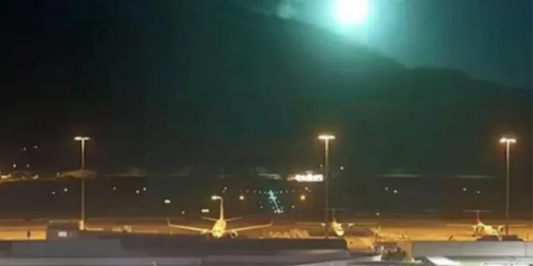 Meteor geceyi aydınlattı
