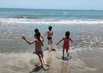 Güneşi gören çocuklar denize koştu
