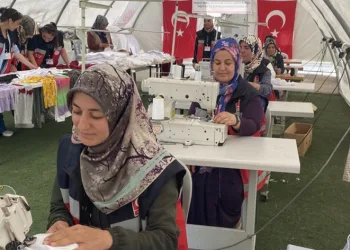 Depremzedeler için çadırlarda üretim