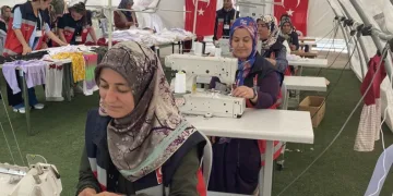 Depremzedeler için çadırlarda üretim