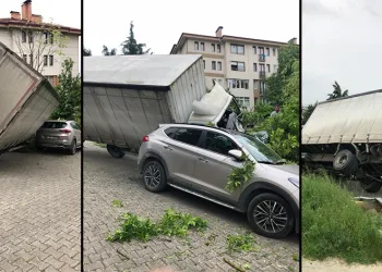 Freni boşalan kamyon aracın üzerine devrildi