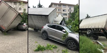 Freni boşalan kamyon aracın üzerine devrildi