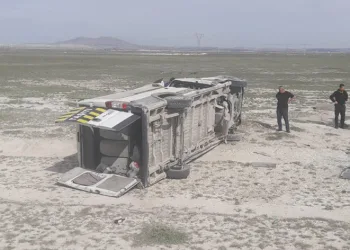 Öğrencileri taşıyan minibüs şarampole devrildi
