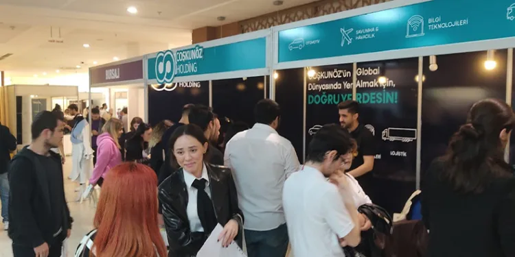 BUÜ Kariyer Fuarı binlerce öğrenciyi ağırladı