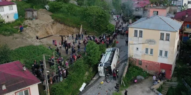 Belediye otobüsü şarampole yuvarlandı: 4 ölü, 37 yaralı