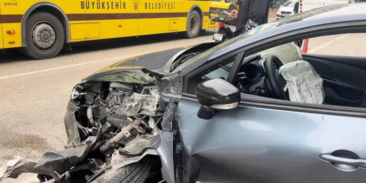 Halk otobüsüne ters şeritten gelen araç çarptı