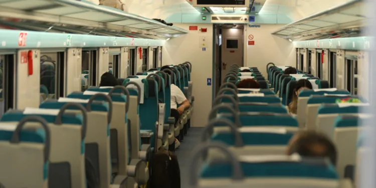 Milli elektrikli tren seti raylarda