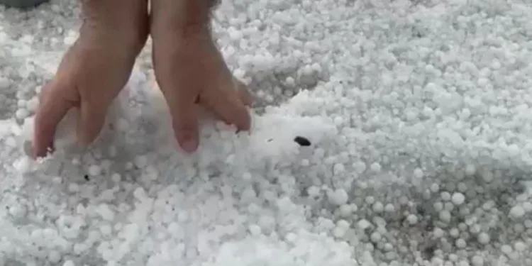 Avuç avuç dolu yağdı