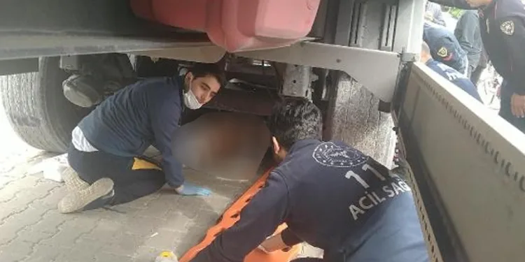 Yaralıya ilk müdahale tırın altında
