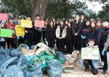 Büyükler kirletti, çocuklar temizledi
