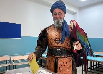 Papağanıyla oy kullanmaya gitti