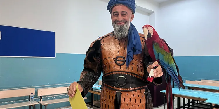Papağanıyla oy kullanmaya gitti