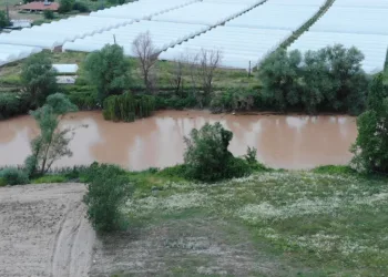 Nehrinin debisi arttı, suyu kahverengi oldu