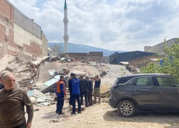 Bursa’da 4 katlı bina çöktü, çok sayıda ekip sevk edildi