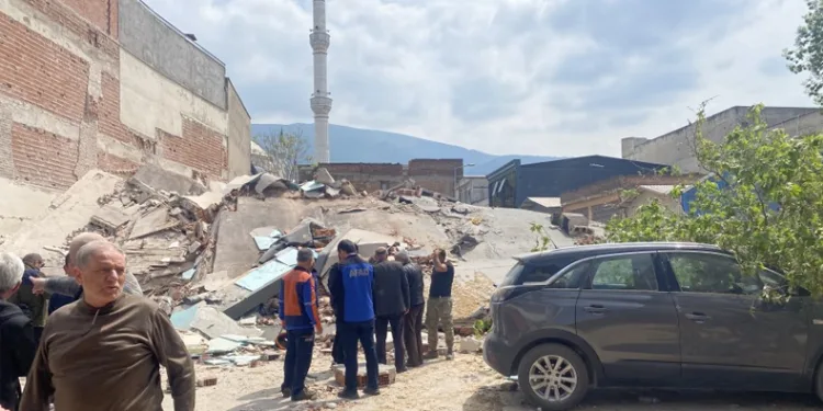 Bursa’da 4 katlı bina çöktü, çok sayıda ekip sevk edildi