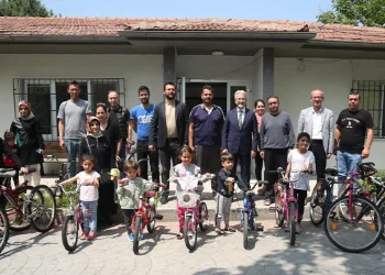 Onarılan bisikletler depremzede çocukları mutlu etti
