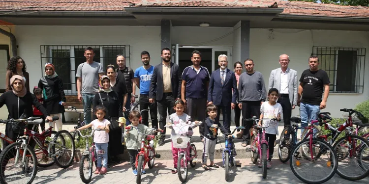 Onarılan bisikletler depremzede çocukları mutlu etti
