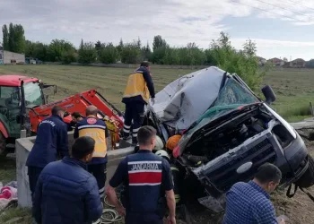 Tarım işçilerini taşıyan minibüs devrildi