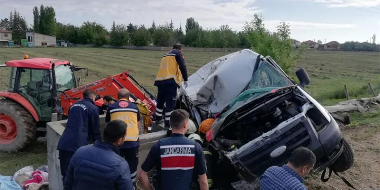 Tarım işçilerini taşıyan minibüs devrildi