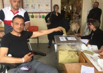 Ameliyattan çıkıp oy kullanmaya gitti