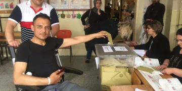 Ameliyattan çıkıp oy kullanmaya gitti