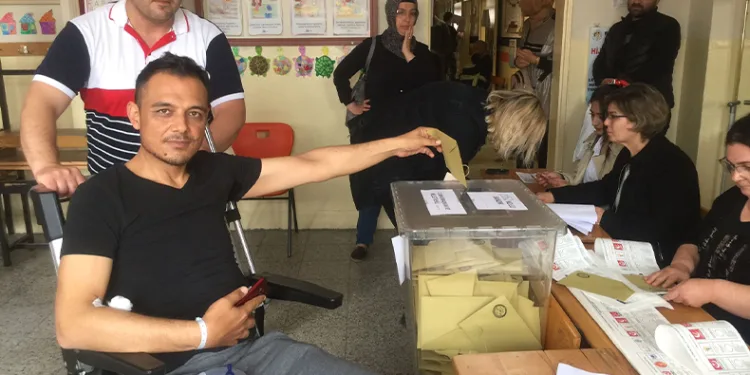 Ameliyattan çıkıp oy kullanmaya gitti