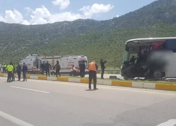 Yolcu otobüsü kamyona çarptı: 1 ölü, 15 yaralı