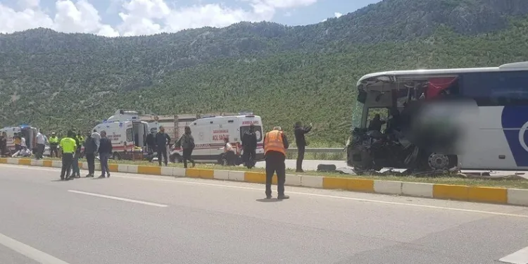 Yolcu otobüsü kamyona çarptı: 1 ölü, 15 yaralı