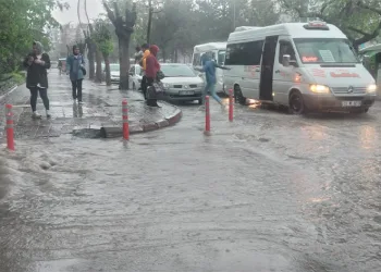 Yollar göle döndü, şehirde altyapı çöktü