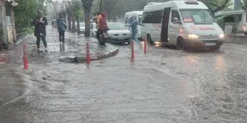Yollar göle döndü, şehirde altyapı çöktü