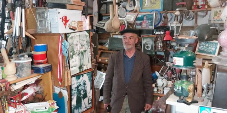 45 yıldır antika eşya topluyor