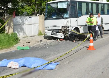 Motosiklet ile işçi servisi çarpıştı: 2 ölü
