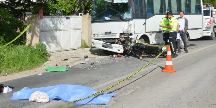 Motosiklet ile işçi servisi çarpıştı: 2 ölü