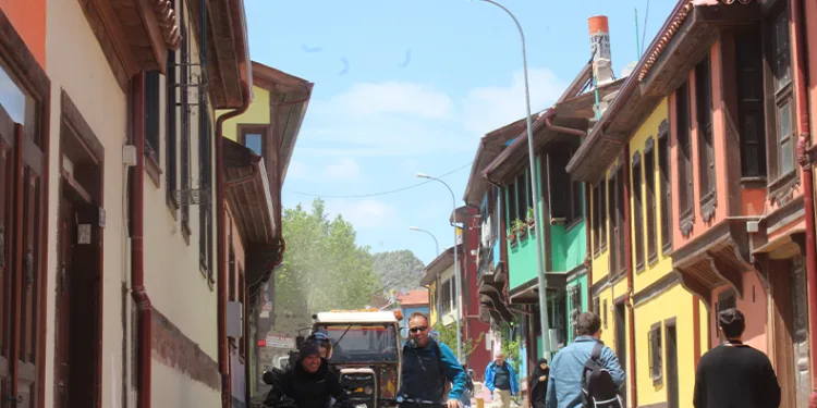 100 yıllık tarihe sahip rengarenk konaklar