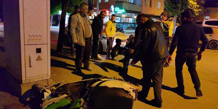 Otomobille çarpışan elektrikli bisiklet sürücüsü yaralandı
