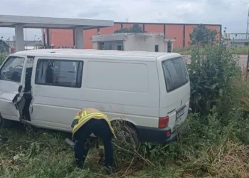 Kamyonet şarampole düştü: 1 ölü, 2 yaralı