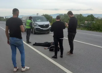 Yolun karşısına geçmek isteyen yayaya minibüs çarptı