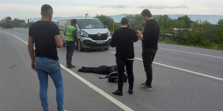 Yolun karşısına geçmek isteyen yayaya minibüs çarptı