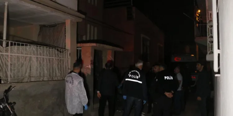 Cinnet getiren koca aile bireylerinin boğazını kesti