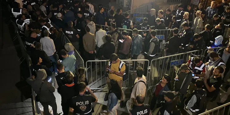 Oy torbaları kuyruğu oluştu
