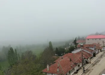 Yüksek kesimlerini sis kapladı
