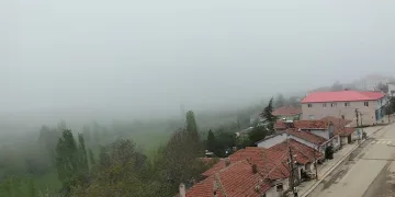Yüksek kesimlerini sis kapladı
